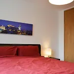 Modern 2 Bedroom Property In Central Edinburgh