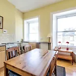 Guestready - Castle View Home On Quiet Street