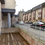 Modern 2 Bedroom City Centre Flat