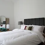 Stylish 2 Bedroom Bruntsfield Apartment In Edinburgh