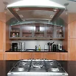 Holyrood Residence - Luxury Apartment With Parking