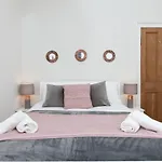 Traditional Luxury Apartment Sleeps 10