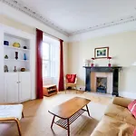 Guestready - Castle View Home On Quiet Street