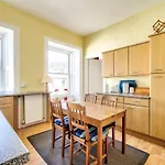 Guestready - Castle View Home On Quiet Street