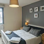 Bright Spacious Flat Near Royal Mile