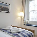 Two Bedroom Flat By Royal Mile!
