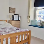 Two Bedroom Flat By Royal Mile!