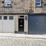 Joivy Beautiful Mews Home Near Princes Street