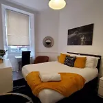 Leith Spectacular Apartment By Sensational Stay Short Lets & Serviced Accommodation With 6 Separate Beds & 2 Baths