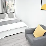 Modern & Bright 1 Bed For 4 Close To City Centre!