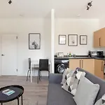 Modern & Bright 1 Bed For 4 Close To City Centre!