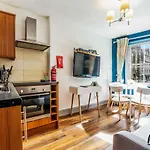 Royal Mile 3Br-2Ba, 1 Min To Castle - Free Parking & Zip Link Beds By Bonjour Residences Edinburgh