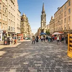 Spacious 2 Bedroom Flat In The City Centre