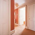 Spacious 2 Bedroom Flat In The City Centre