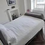 Castle Terrace 1 Bed Apartment Looking Onto Edinburgh Castle - Sleeps Upto 4