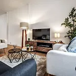 Cosy Grassmarket 2Br-1Ba - Newly Decorated! By Bonjour Residences Edinburgh