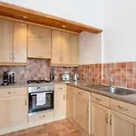 Modern, Bright & Spacious 3 Bedroom Apartment In The Heart Of The City Centre - Double Beds - Sleeps Up To 6 Guests