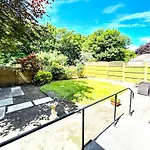 Suburban Bliss In Desirable Trinity, Free Parking