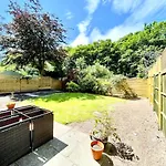 Suburban Bliss In Desirable Trinity, Free Parking
