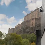 Sophisticated Studio For 2 W/ Edin Castle Views