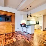 Sumptuous 2Br Apt Next To Edinburgh Castle!