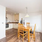 Joivy Modern 2 Bed Flat Near Inverleith Park, With Terrace And Free Parking