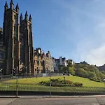 Lovely 2 Bedroom Flat In The Heart Of The City
