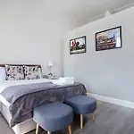 Modern Studio Apartment In Prime Central Location