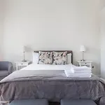 Modern Studio Apartment In Prime Central Location