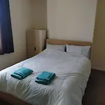Self Catering 2 Bedroom Flat, Frequent Buses, 1-Minute Walk To Bus Stop, 20 Minutes To City Center