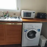 Self Catering 2 Bedroom Flat, Frequent Buses, 1-Minute Walk To Bus Stop, 20 Minutes To City Center