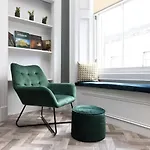 Joivy Homely Apt By St Giles With Desk