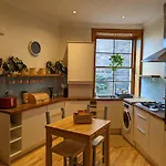 Cozy 2 Double Bedroom Flat In The Heart Of Leith