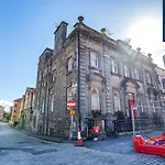Cosy 1 Bed Main Door Apartment In Lovely Leith, Favourite For Tourists, Relocation, Businesses, Long Stays Welcome