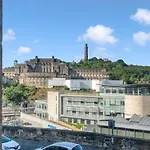 2 Bedroom City Centre Apartment - Royal Mile - Edinburgh Castle & Waverley Train Station - Sleeps 4