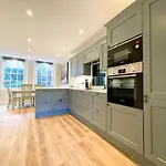 Sophisticated 3Br With Garden, Quiet New Town Lane