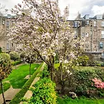 Sophisticated 3Br With Garden, Quiet New Town Lane