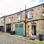 Sophisticated 3Br With Garden, Quiet New Town Lane