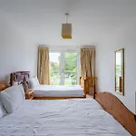 Pilrig Flat: A Lovely 5-Bed Apartment With A Lift