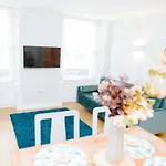 Luxury Modern 3 Bedroom Apartment In City Centre