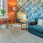 Boutique Modern Royal Mile Apartment Sleeps 4