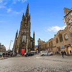 Boutique Modern Royal Mile Apartment Sleeps 4