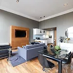 Joivy Chic 2Br Apt With City Views At The Heart Of Old Town