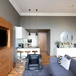 Joivy Chic 2Br Apt With City Views At The Heart Of Old Town