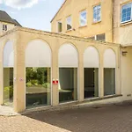 Central Bright 3 Bed Flat With Pool & Parking