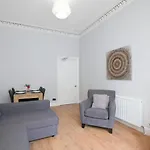 Edinburgh City Central Apartment Sleeps 6 Free Parking