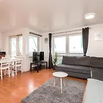 Modern Spacious 3 Bedroom City Centre Apartment - Free Parking - Private Balcony