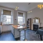 Spacious New Town 2Br-1Ba Flat