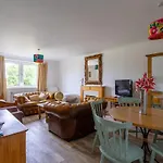 Pilrig Flat: A Lovely 5-Bed Apartment With A Lift
