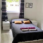 Stylish 2-Bed Apartment In Edinburgh City Centre